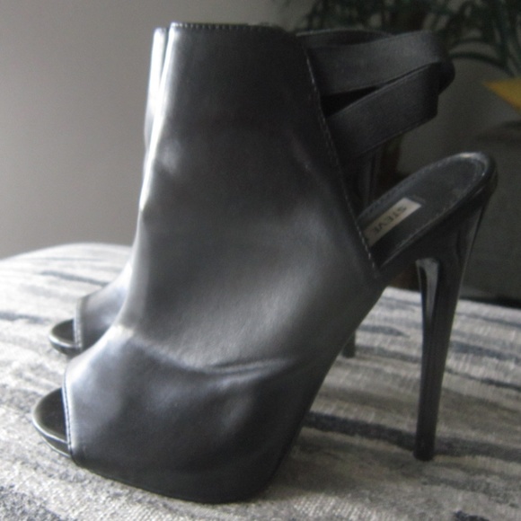 Steve Madden open toe /back Booties - Size 6.5M - Picture 4 of 7